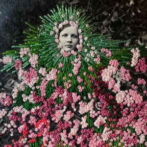 kvinna bland blommor
